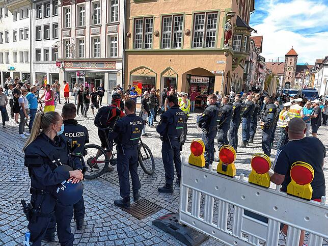Polizei und Querdenker-Szene prallen in Villingen im Zentrum bei Corona-Protesten von Impfgegnern immer wieder aufeinander. Hier eine ...