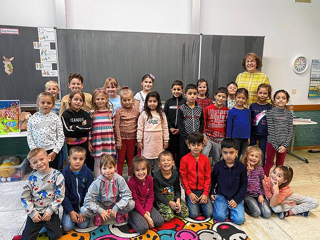 Die Klasse 1b der Beethovenschule Singen mit Ihrer Klassenlehrerin Elisabeth Hoffmann bei ihrer Einschulungsfeier.