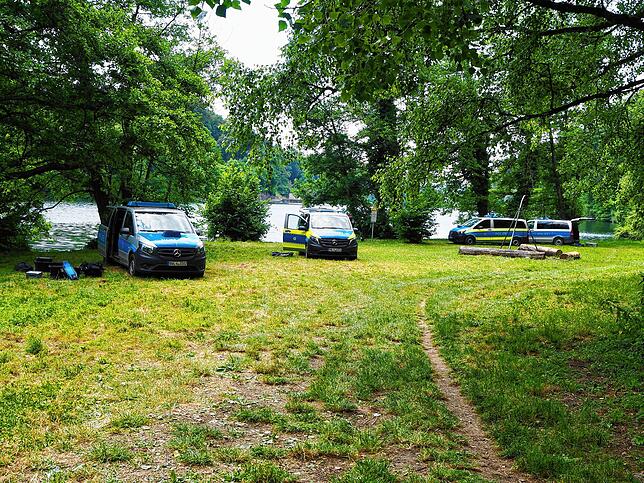 Spurensuche am Rheinufer. Dieses Bild entstand eine Woche nach dem Leichenfund in Jestetten.