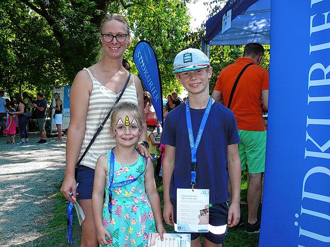 Steffi Iffland mit Lena, vier Jahre, und Leon, acht Jahre, am SÜDKURIER-Stand. Leon ist schon Drittklässler und will sich beim ...