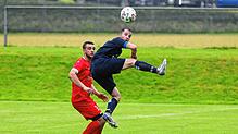 Patrick Zolg (beim Kopfball) erzielte das 3:0 für die SG Riedöschingen/Hondingen gegen den FC Löffingen (Adrian Vaclavik).
