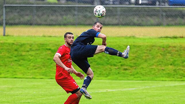 Patrick Zolg (beim Kopfball) erzielte das 3:0 für die SG Riedöschingen/Hondingen gegen den FC Löffingen (Adrian Vaclavik).