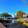 Der sieben Tonnen schwere Düker schwebt an seinen Platz im Flussbett der Brigach.