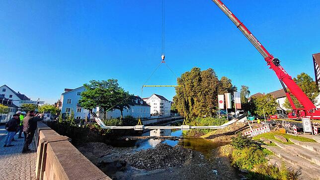 Der sieben Tonnen schwere Düker schwebt an seinen Platz im Flussbett der Brigach.