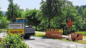 Nichts geht hier durch, wenn die Baufahrzeuge am Abend abgestellt werden, schließen sich auch die Absperrungen komplett. Die offiziell ...