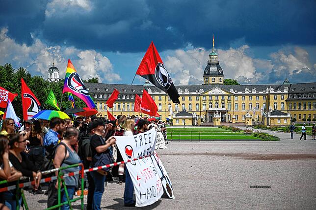 Mehrere hundert Menschen protestieren auf dem Schlossplatz gegen eine Kundgebung von “Reichsbürgern„.