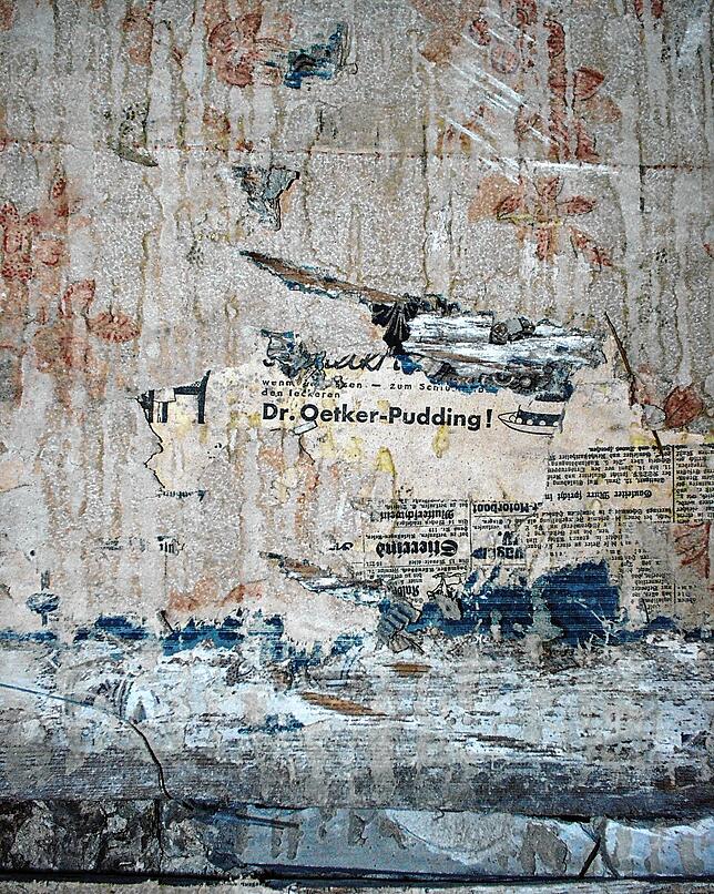 An einer Wand kamen alte Zeitungen zum Vorschein. Redaktionsleiter Jörg Braun ließ die Funde sichern. Die hängen heute eingerahmt im ...