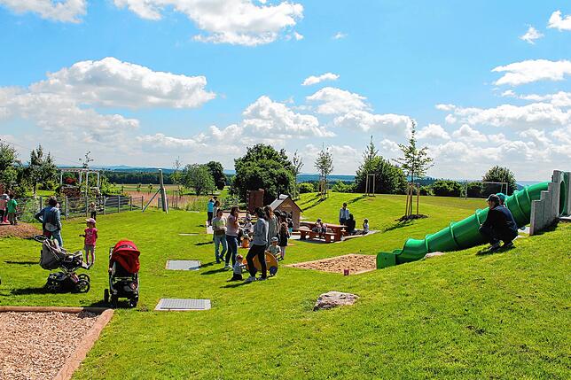 Eine großzügige Fläche im Grünen: Der neue Spielplatz in Hubertshofen.