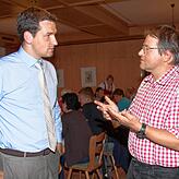 Archivbild 2012: Ralf Berg (rechts) diskutiert mit dem damaligen Bürgermeisterkandidaten und heutigen Bürgermeister Tobias Gantert über ...