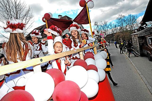 Gutsle fliegen vom Wagen der Prinzengarde.Die Wagenfasnet der Narrenzunft Bitzenhofen brachte am Samstag Riesenstimmung nach ...