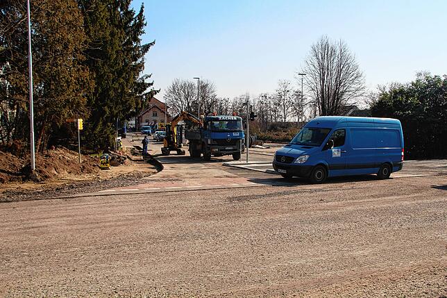 Die Kurve von der Gutenbergstraße in die Bahnhofstraße wird vergrößert, damit die Linienbusse einen entsprechenden Radius beim Abbiegen ...