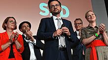 Thomas Kutschaty, SPD-Spitzenkandidat, steht nach den ersten Prognosen zur Landtagswahl bei der Wahlparty auf der Bühne