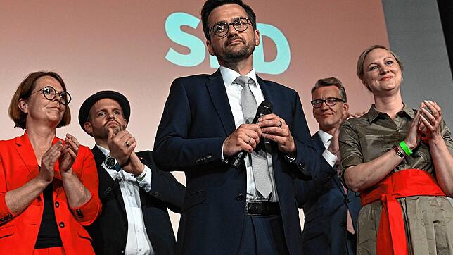 Thomas Kutschaty, SPD-Spitzenkandidat, steht nach den ersten Prognosen zur Landtagswahl bei der Wahlparty auf der Bühne