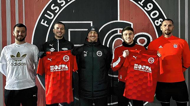 Neue Gesichter: Trainer Clemens Bauer (Mitte) plant beim FC 08 Bad Säckingen für die Rückrunde mit (von links) Marlen Xhaferaj, Faris ...