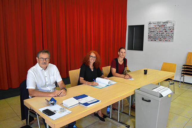 Gegen 11.15 Uhr ist es im Wahllokal in der Hans-Thoma-Schule in Tiengen noch sehr ruhig. Von links: die Wahlhelfer Gerd Schönle, Carmen ...
