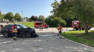 Einsatzkräfte der Feuerwehr Laufenburg an der Unfallstelle in Hochsal.