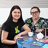 Inna Vityuk (links) und Hannah Kyrychenko haben zum Tee in Innas Wohnung eingeladen.