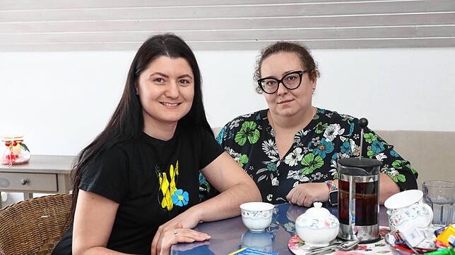 Inna Vityuk (links) und Hannah Kyrychenko haben zum Tee in Innas Wohnung eingeladen.