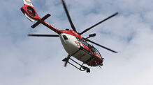 Ein Rettungshubschrauber der DRF im Einsatz (Symbolbild) Ein Heli musste zu schweren Unfällen in den Landkreisen Waldshut und Lörrach ...