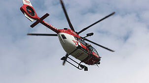 Ein Rettungshubschrauber der DRF im Einsatz (Symbolbild) Ein Heli musste zu schweren Unfällen in den Landkreisen Waldshut und Lörrach ...