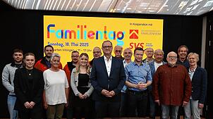 OB Jürgen Roth (Mitte) ist Schirmherr des fünften Familientages im Villinger Kurgarten, den Ben Herbst, Zinja Schwer, Manuel ...