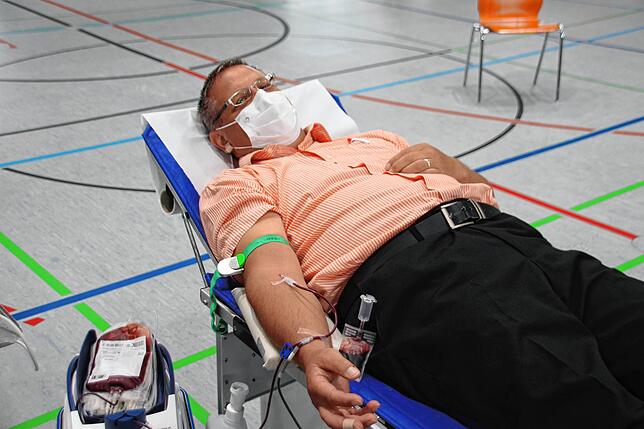 Jochen Schwenger aus Radolfzell beim Blutspenden in der Jahnhalle. Der 47-jährige Motorradfahrer weiß, wie wichtig eine Spende sein kann.