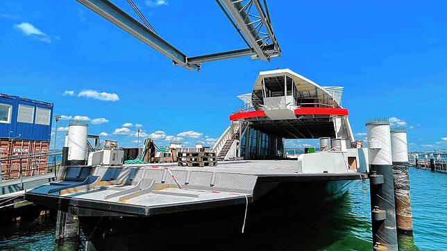 Wird sie jemals fertig gebaut? Seit Juni 2020 liegt die neue Bodenseefähre im Staader Hafen.