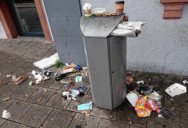 Zu wenige Mülleimer sind laut Andreas Otte am Tiengener Bahnhof ein Problem, so kommt es, dass viel Müll daneben geworfen wird.