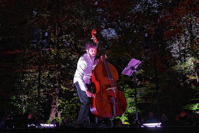 Konzert im Schlosspark: Der Kontrabassist Florentin Ginot mit einem Stück von Carola Bauckholt.