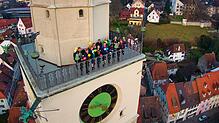 Juhu! Narreneltern, Pfarrer, Gäste aus Oberndorf, Partnerinnen, und Überlingens Stadtarchivar: Sie erwarten nun gespannt den Narrentag, ...