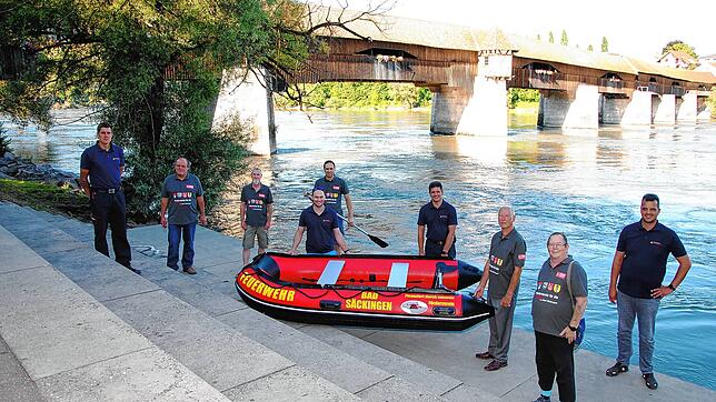 Ein Rettungsboot übergab der Förderverein für die Freiwillige Feuerwehr an die Bad Säckinger Feuerwehrabteilung (von links): Mark ...
