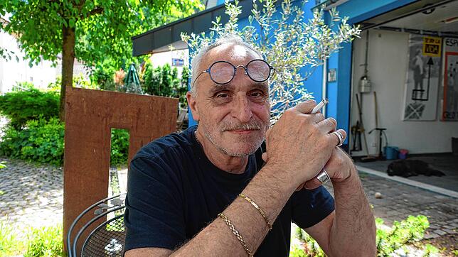José F.A.Oliver im Garten seines Hauses in Hausach/Schwarzwald.