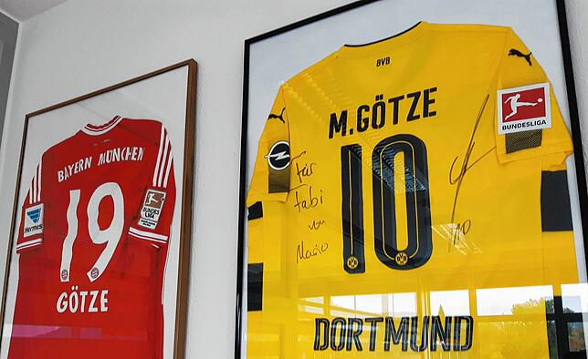 Zwei signierte Trikots von Mario Götze hängen im Singener Rathaus, genauer gesagt im Büro von Fabian Wilhelmsen.