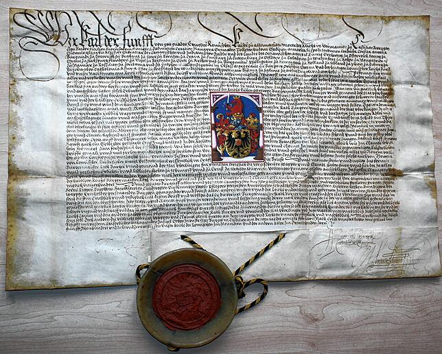 So sieht er aus, der im Stadtarchiv aufbewahrte Wappenbrief vom 3. Februar 1528, mit dem Kaiser Karl V. der Stadt „für ihre treuen ...
