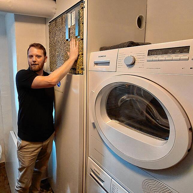 Die Abluft-Grundlast-Wärmepumpe ist gar nicht so groß und passt in die Ecke des Toiletten- und Waschraumes, stellt Berater und Planer ...