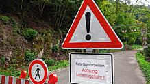 Die Arbeiten haben begonnen: Nun ist auch der Durchgang für Fußgänger verboten und zusätzlich wird ein Teil des Albsteigs für ...