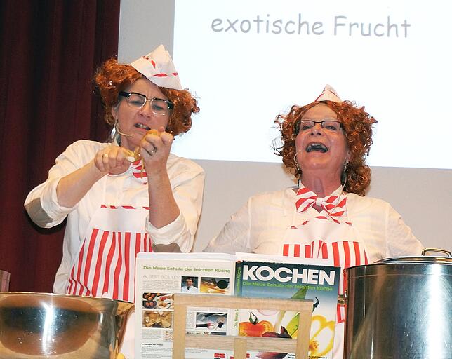 Unvergleichliche Ulknudeln: Die „Fernsehköchinnen“ Regina Bennek (links) und Rosi Dörflinger in Aktion.