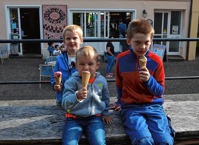 Lassen sich ihr Eis schmecken: Ole, Oliver und Paul.