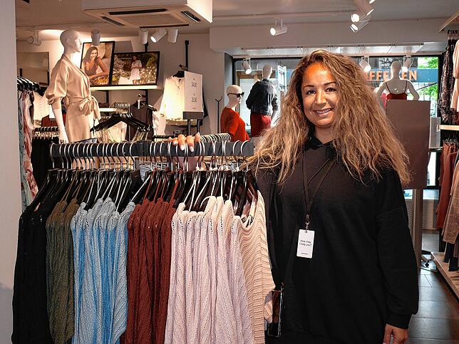 Lina Campaniele, Verkäuferin bei Vero Moda, freut sich über ihre Stammkunden und den engen Bezug zu den Kundinnen.