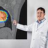 Dominic Leiser, der behandelnde Radioonkologe der ersten Patientin, die am PSI im Rahmen der Studie betreut wird. Im Hintergrund ist die ...
