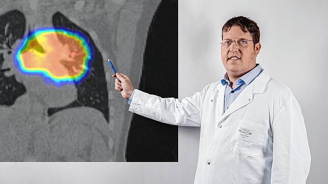 Dominic Leiser, der behandelnde Radioonkologe der ersten Patientin, die am PSI im Rahmen der Studie betreut wird. Im Hintergrund ist die ...