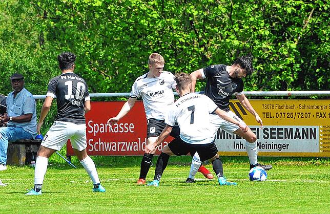 Marbach-Akteur Pascal Richter (Erster von rechts im schwarzen Dress) nimmt es mit gleich zwei Gegenspielern auf.