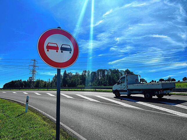 Von Überholverbotschildern am Randenaufstieg lassen sich viele Motorradfahrer nicht beeindrucken.