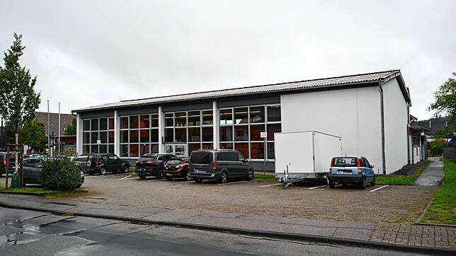 An der Nord-West-Ecke der Gemeindehalle Gurtweil soll die Energiezentrale mit Hackschnitzelbunker für die Nahwärmeversorgung ein- und ...