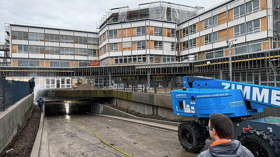 Noch wird in und um das alte Krankenhaus eifrig gearbeitet, aber schon in wenigen Tagen sollen die ersten Arztpraxen im Campus einziehen.