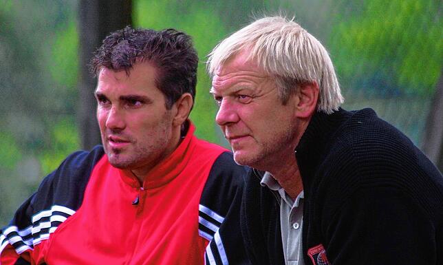 Weggefährten: Oliver Baumgartner und Reinhard Krahnert, Ikone des SV 08 Laufenburg, im August 2006. Ein Jahr zuvor waren sie sich ...