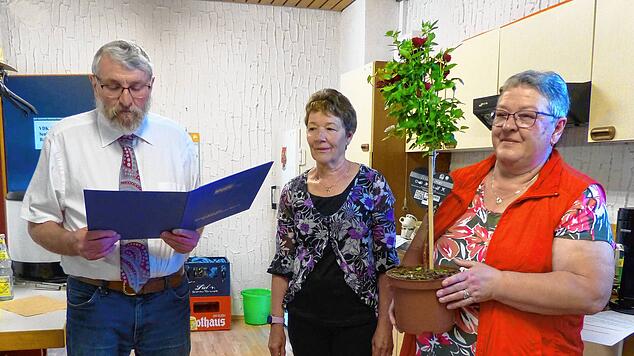 Inge Maurer (rechts) wird zum Ehrenmitglied des VdK-Ortsverbands Ühlingen-Birkendorf-Grafenhausen ernannt. Die Urkunde und Rosen ...