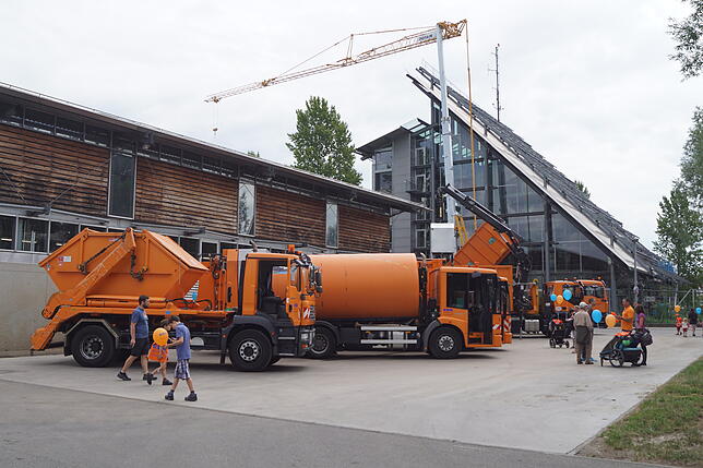 Einige Fahrzeuge repräsentieren den großen Fuhrpark der EBK. Dahinter ist das Betriebsgebäude zu erkennen, dessen Dach und ...