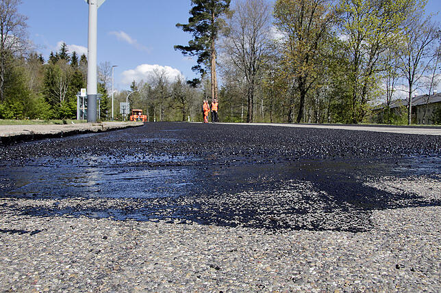 Bild 2: Turbo-Sanierung für acht VS-Straßen: So funktioniert das Dünnschichtasphalt-Verfahren