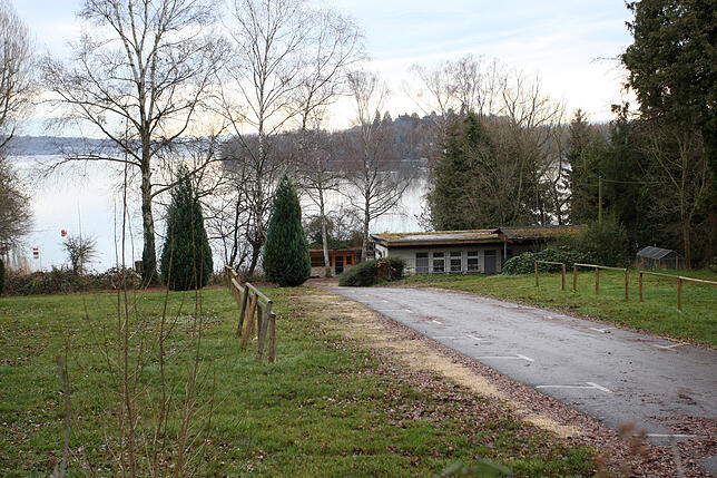 Der Campingplatz Litzelstetten wird saniert. Zunächst werden der Kiosk am Ufer (Mitte) und das marode Sanitärgebäude (rechts) abgerissen ...